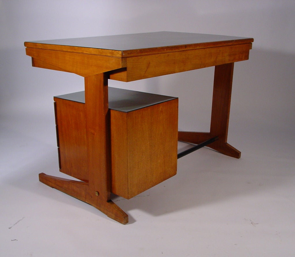 Italian 1940's wooden desk attributed to Ignazio Gardella For Sale 1