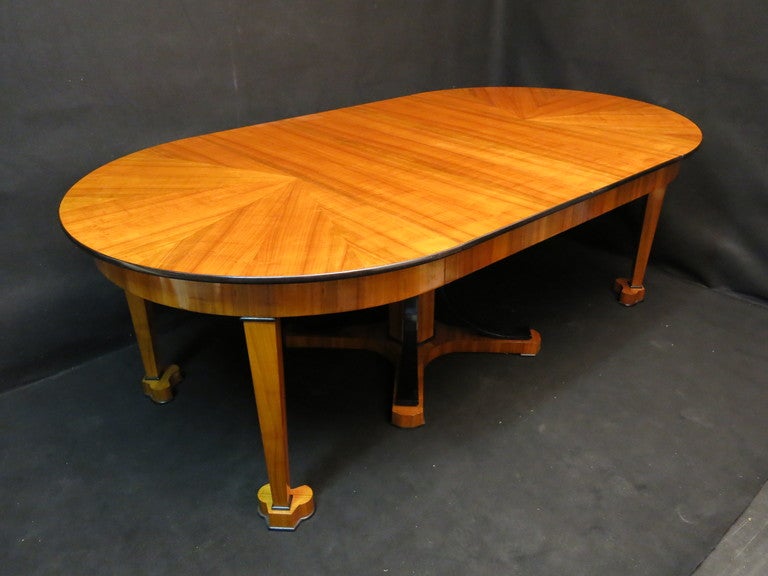 Rare Extending  Biedermeier Table. In Excellent Condition In Rome, IT