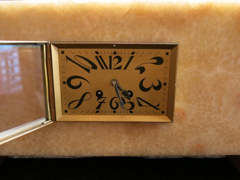 XIXe siècle 1920s Rectangular Marble Red and White Italian Mantelpiece Clock Art Deco en vente