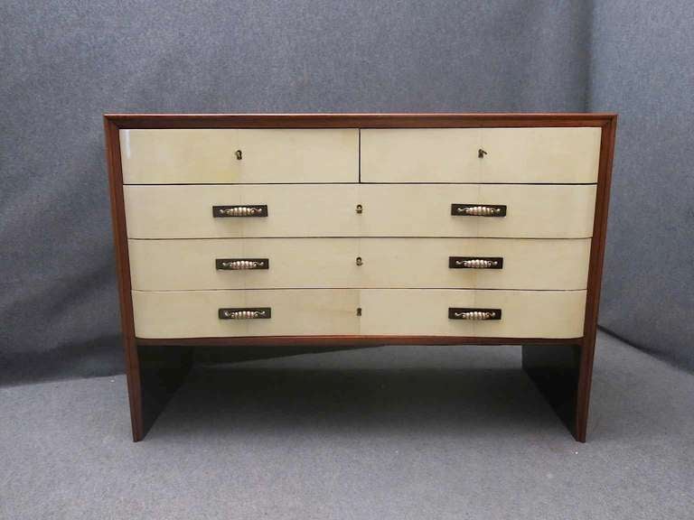 Beautiful art deco dresser parchment, rose wood body, the special glass handles and brass shell-shaped, five drawers, 3 + 2.