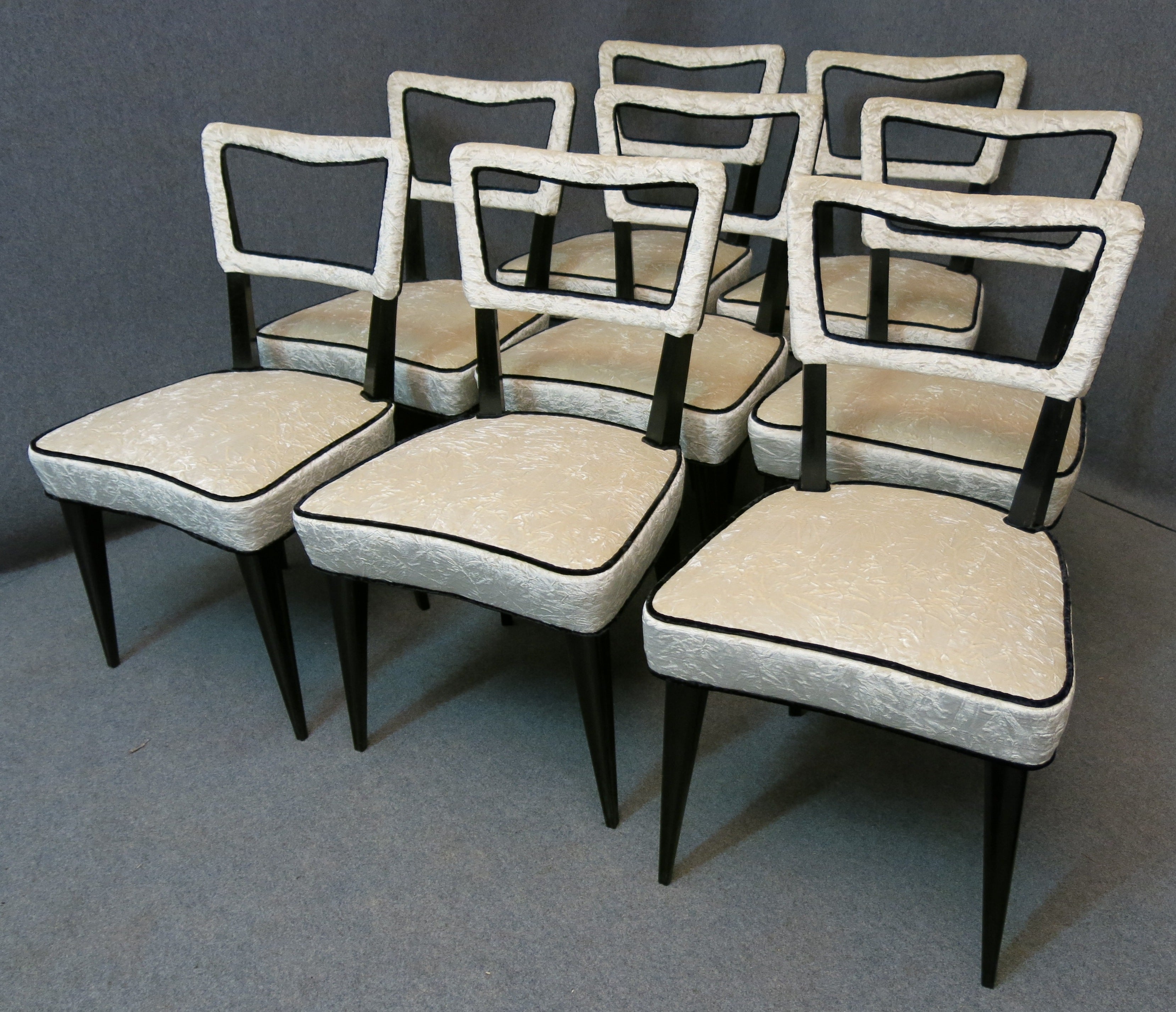 Eight chairs attributed to Osvaldo Borsani, difficult to find both for the number that for the very particular model. Are of oak lacquered black, were covered with a crumpled white velvet of Italian manufacture from 