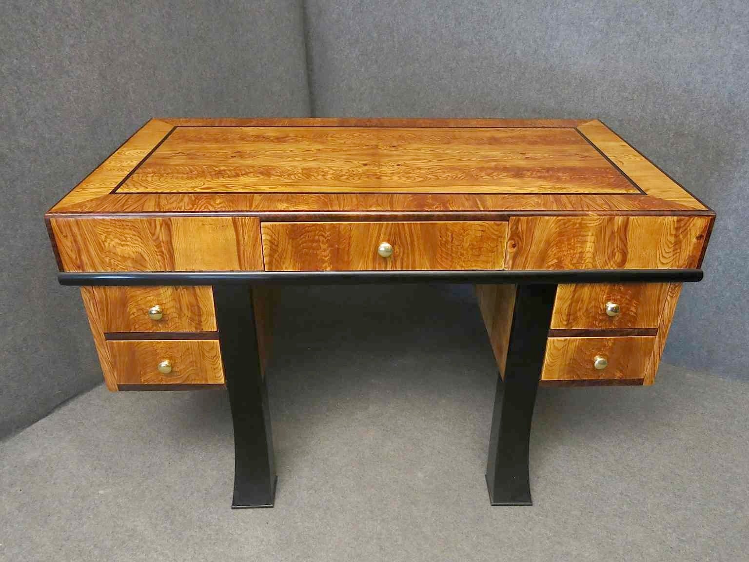 Italian Art Deco desk, all veneered in ashwood inlaid with ebony. Centre desk since it is also veneered in the back part. All around a black frame runs along the bottom edge. Particular its 4 large black legs. There are five drawers, two on the