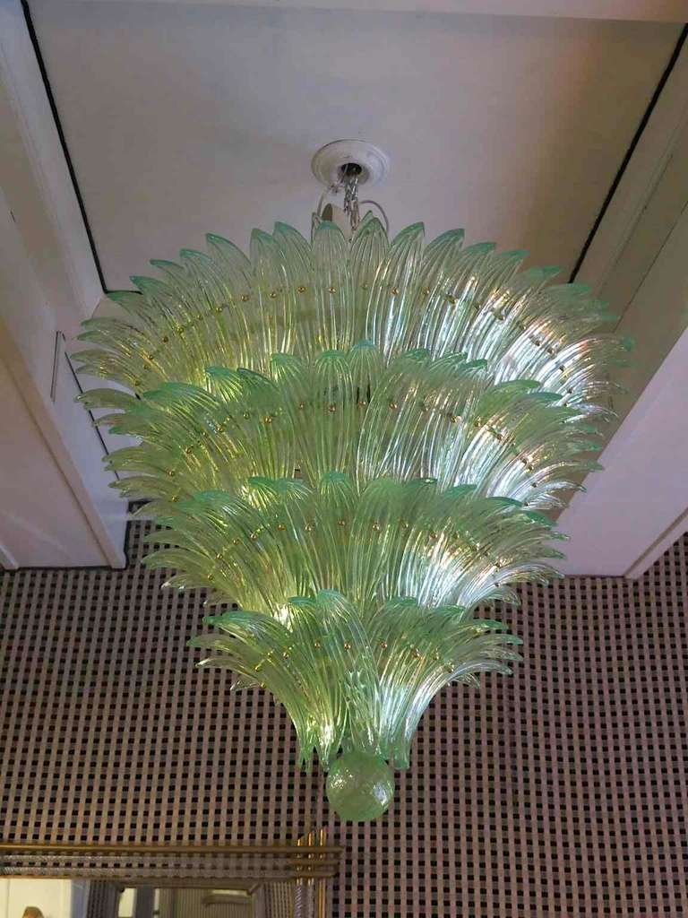 Never seen so many green leaves all together for a Murano chandelier. They look like leaves freshly picked from a beautiful garden. Who knows how to decorate an entry in a villa with a garden, or contrast in a house in the middle of the city.