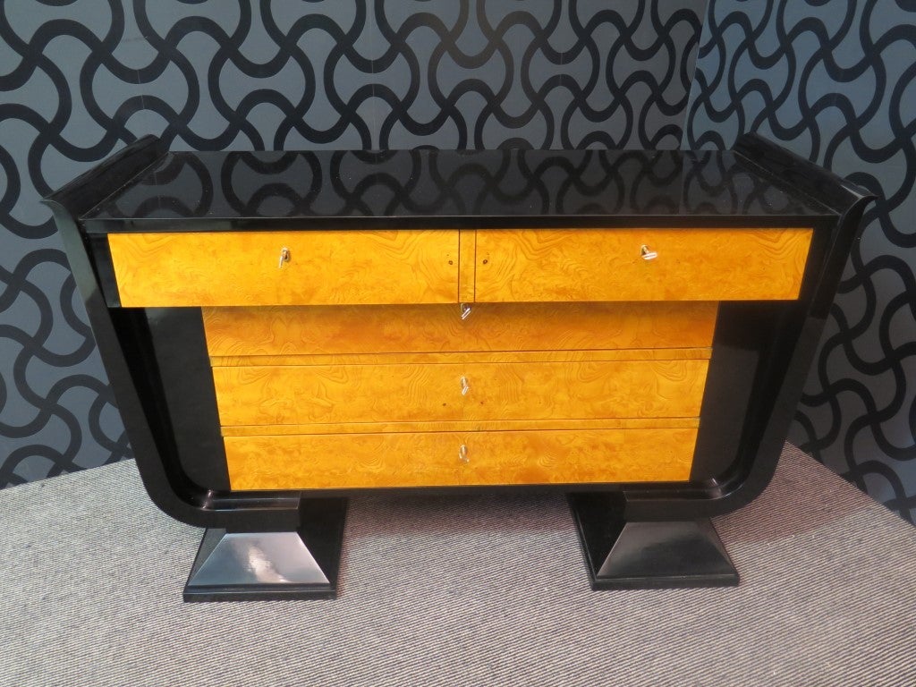 Nice Art Deco dresser, veneered in mahogany black stained, and drawers in maple. Very particular its form, both of the feet, and body. Two drawers above and below three largest.