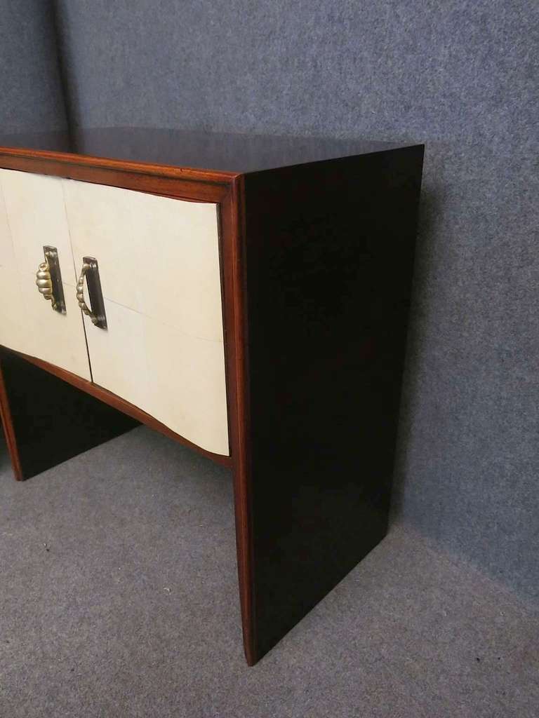 Pair of nightstands from the 1940s. All veneered in walnut wood, with doors covered in parchment leather. The frame along the edge of the bedside table is in maple wood, lighter than the walnut in order to stand out. As you can see from the photos