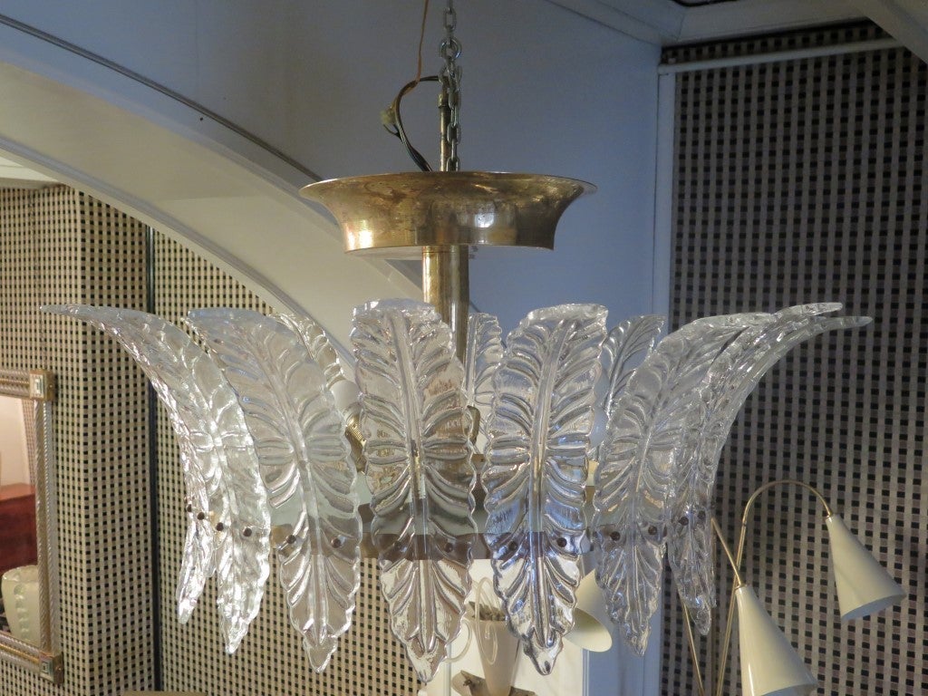Wonderful Murano chandelier, of glass and brass. Very nice also the cup brass ceiling. Six bulbs. Very beautiful curved leaves.
