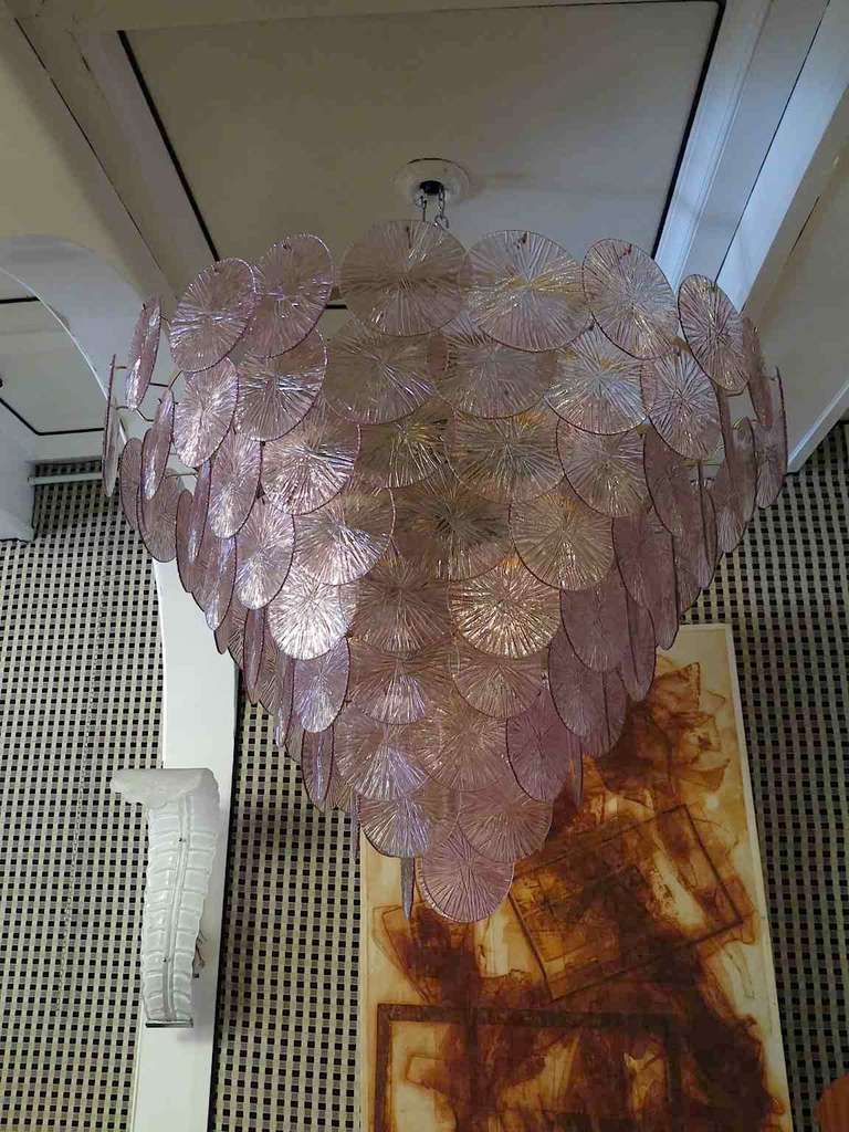 1970 Murano Round Amethyst color Chandelier In Excellent Condition In Rome, IT