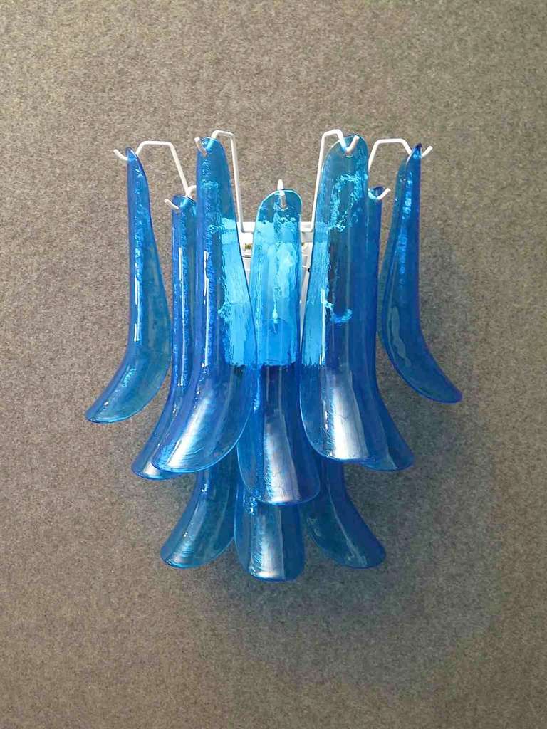 Ten beautiful leaves in classic blue Murano glass. Rich design for a truly beautiful wall light. Simple and elegant as in Mazzega's style.

The applique is composed of a series of ten blue Murano glass leaves, positioned around a semi-circle