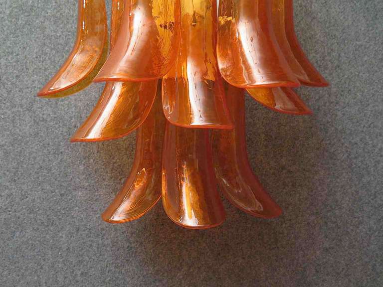 Mid-Century Modern Appliques murales en verre d'art Murano semi-circulaire orange, 1970 en vente