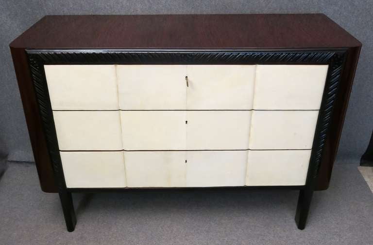 Italian art deco chest of drawers, veneered in walnut, and drawers in parchment.