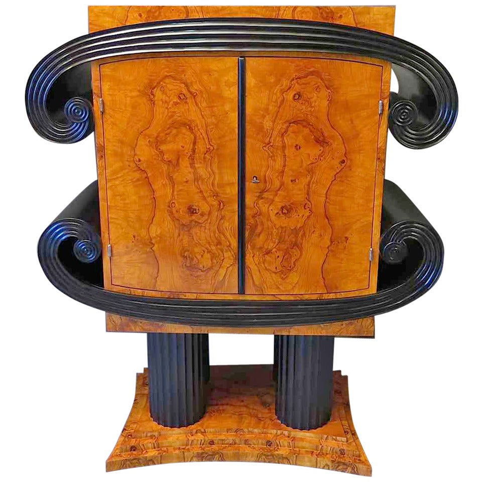 Austrian Art Deco sideboard, veneered in ash burl wood. Composed of four large commas, two low and two high, joined in pairs. In the middle the body with two doors that allow access to the sideboard. The two large curls are polished with black