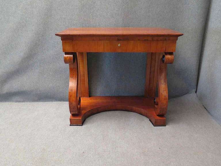 Biedermeier console of 1820. All veneered in cherrywood. To note, the two curly legs in front, with inlays in poplar briar wood. As you can see from the photos, in front of the console has a drawer, while on the side, one on the right and one on the