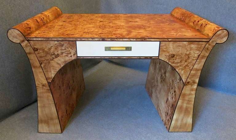 Particular shape and original, this Art Deco desk (the plane trapezoidal 147cm x 124cm).
The drawer is in parchment and the handle is made of brass.
All burl poplar, and threaded in dark walnut.