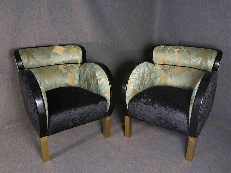 Pair of armchairs Art Deco in black lacquered wood, Truly elegant and unique because covered with silk fabric of Seterie of Cordani made ​​by hand, and black velvet crumpled to the seat.
The front legs are covered with brass.
combined with the