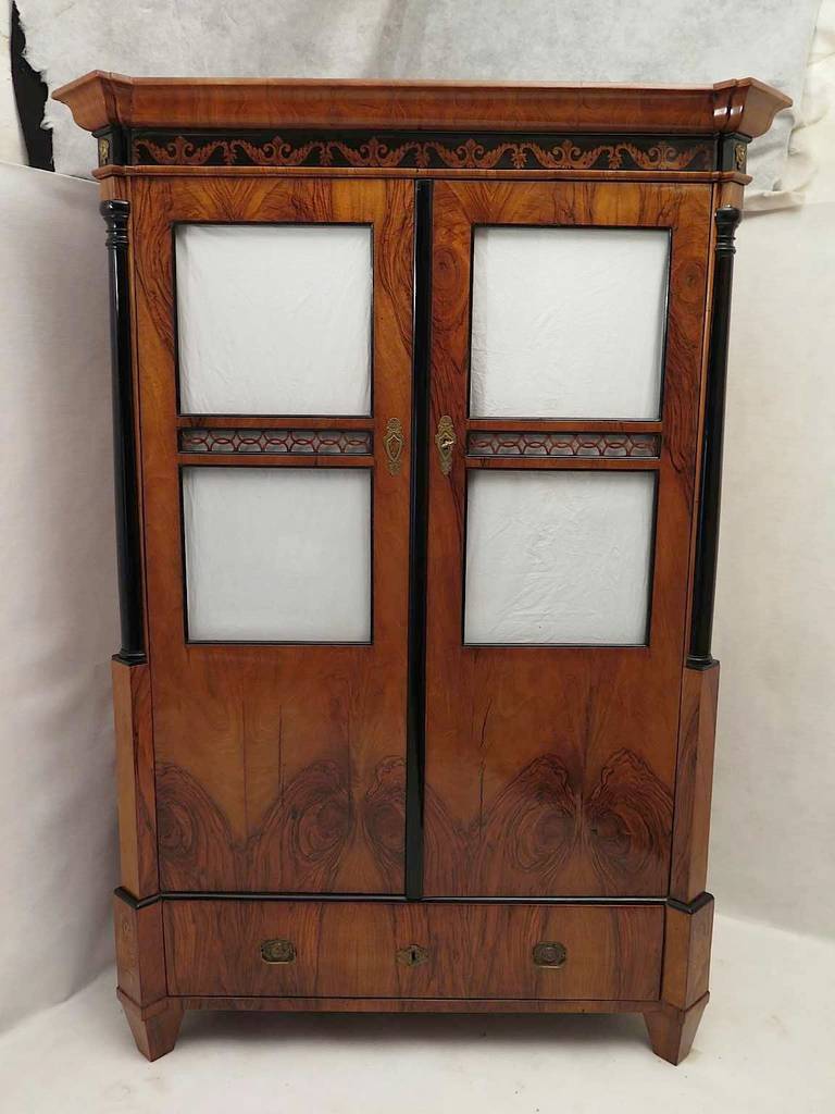 Superb showcase Austrian Biedermeier, veneered in walnut with inlays of blackwood, very beautiful and special. Internally has two wooden shelves. Furniture big, and of impact of, well finished for his inlay, and its brass handles.