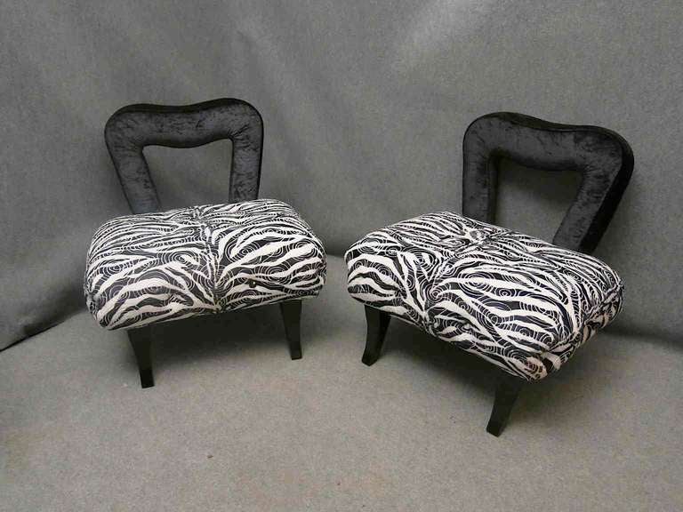 Italian fabric, the silk factories Cordani Zoagli, truly unique, these two armchairs in black velvet, with longhaired and velvet black and white. To further enrich the fabric, a white stitching in a spiral shape. Noteworthy is also the seat back