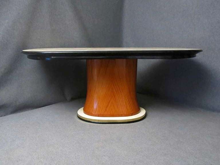 Beautiful table with central leg, and plan in parchment
Very elegant for a dining table.