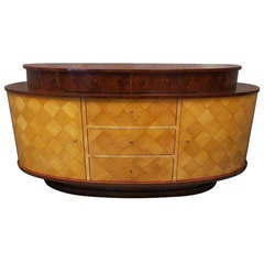Particolare credenza Art Deco di forma ovale