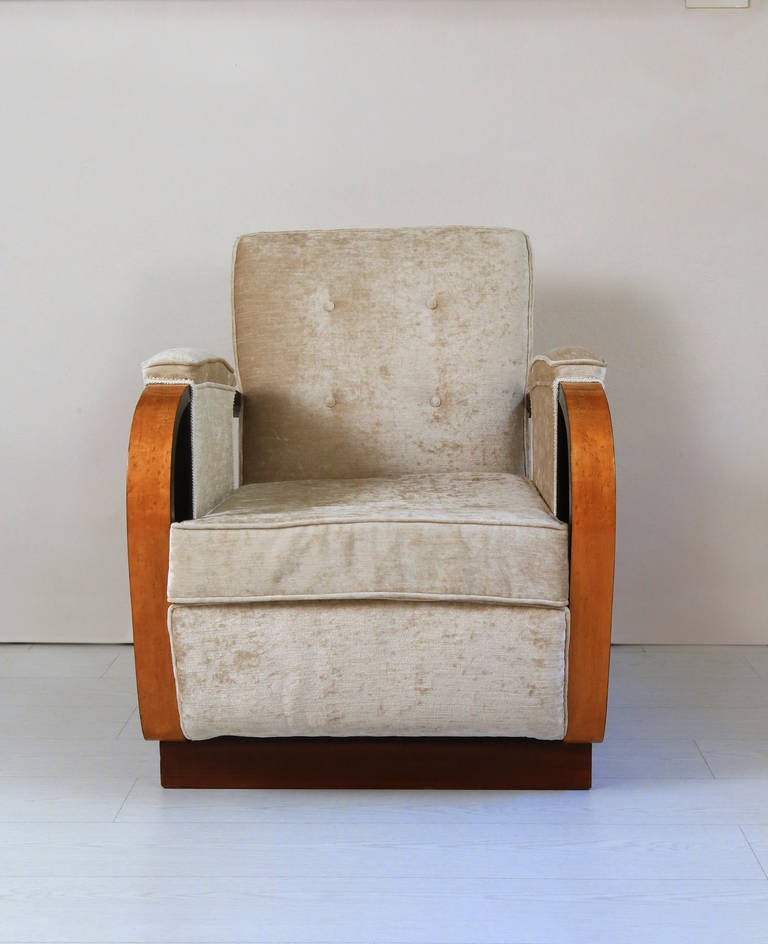 Interesting and elegant shaped arm and base made in bird eye maple and black lacquered wood.
Newely upholstered with a beige velvet.
This type of model fully represent the Italian Art Deco armchairs.
Price is for two.