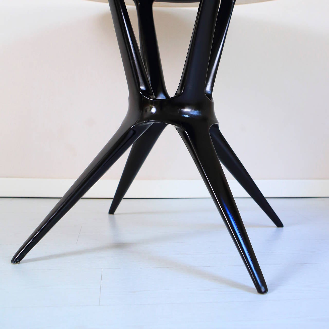 Slender and Important, Italian 1950s Round Dining or Center Table by Borsani 1
