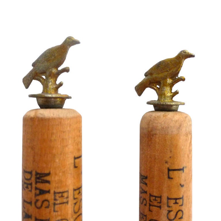 L´ESCARGOT, cylindrical timber with metal decoration of a Dove made of metal. Patented 1910
has written: L´ESCARGOT, EL CENTRO MAS ELEGANTE DE LA CAPITAL , Eric 4-70-03, Mex. P-24-70, Manuel del Valle.
The friction generates a sound that sounds