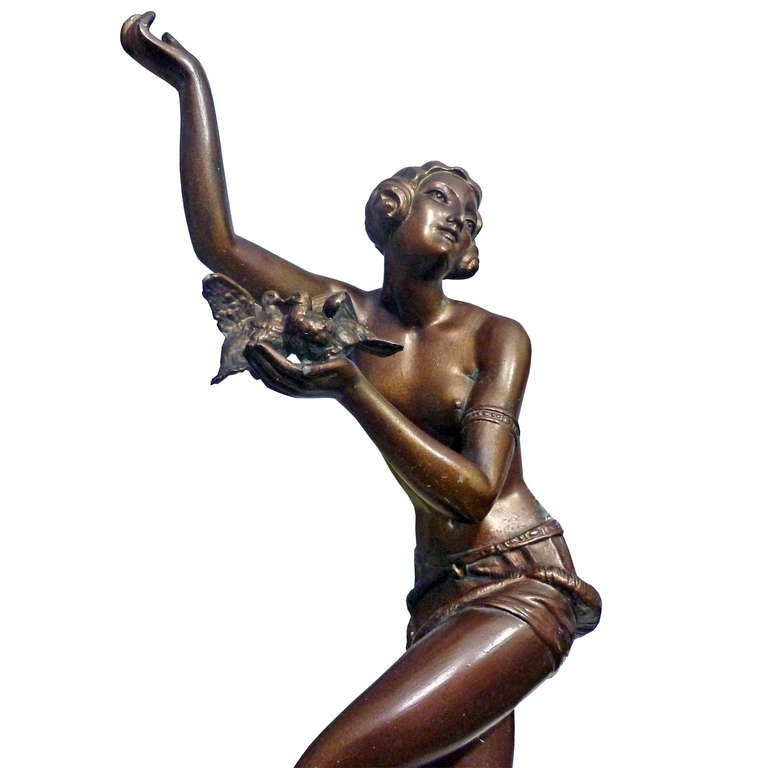 Beautiful figure of the twenties, signed on the foot with Molins, made of Spelter, with its marble base, in good general condition, with visible details of paint loss.