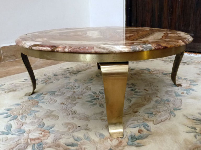 Mexican onyx table in excellent condition, polished brass legs, with minimal wear, table of the sixties. Lost the manufacturer's label