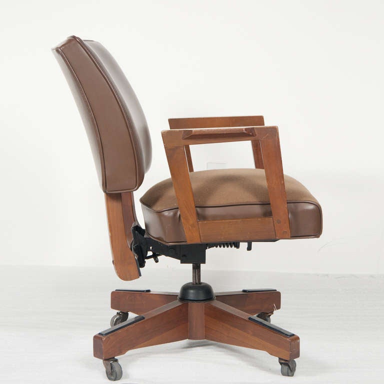A swivel desk chair on wheels from the 1940's.
Arm Height 27