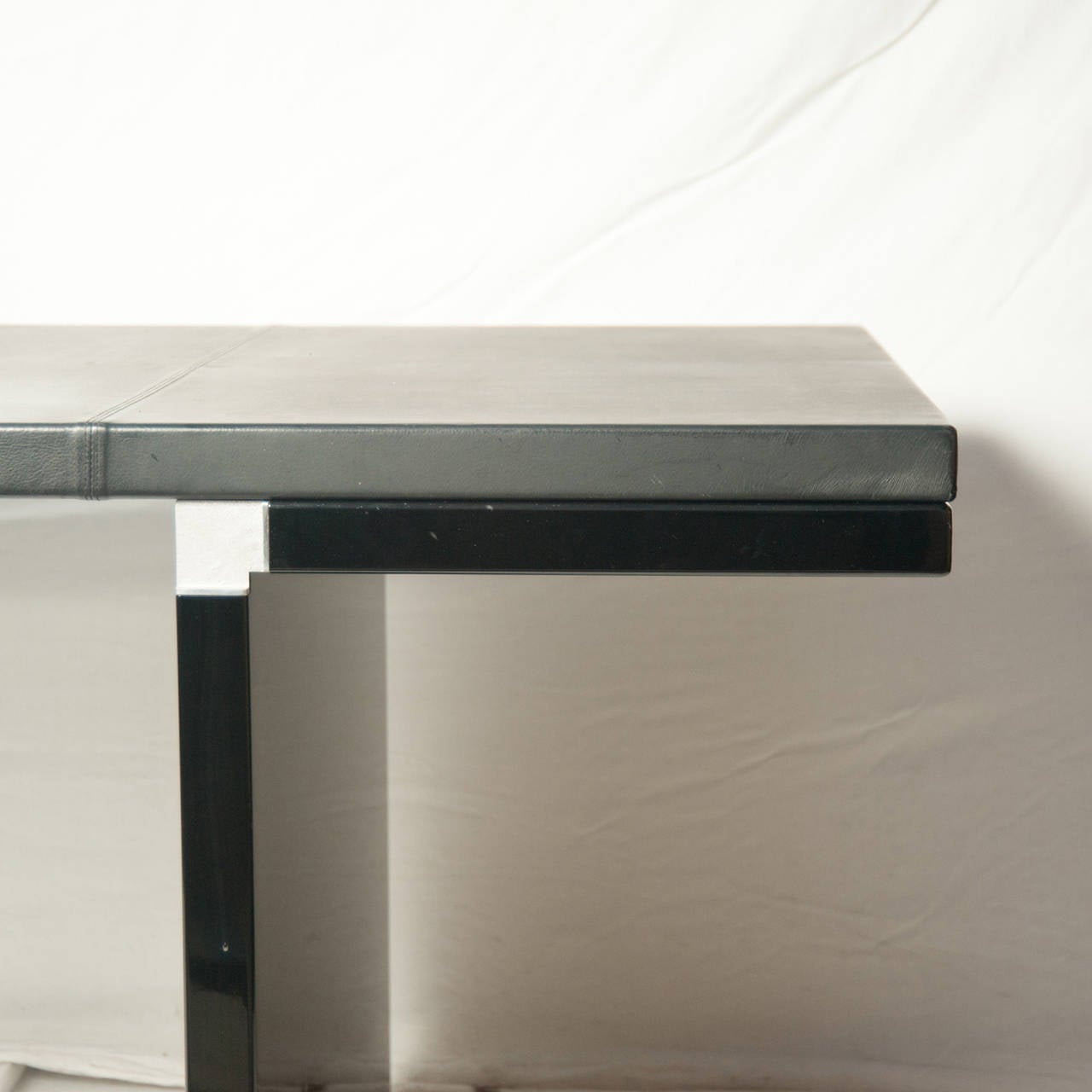 Lacquered and Leather Top Desk by Carlo Scarpa In Good Condition For Sale In Cathedral City, CA