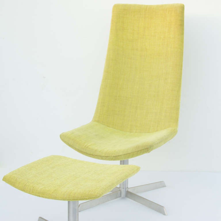 A pair of swivel chairs from the 1970's with original fabric.
By Eugenio Gerli for Tecno.

Stools are: 19