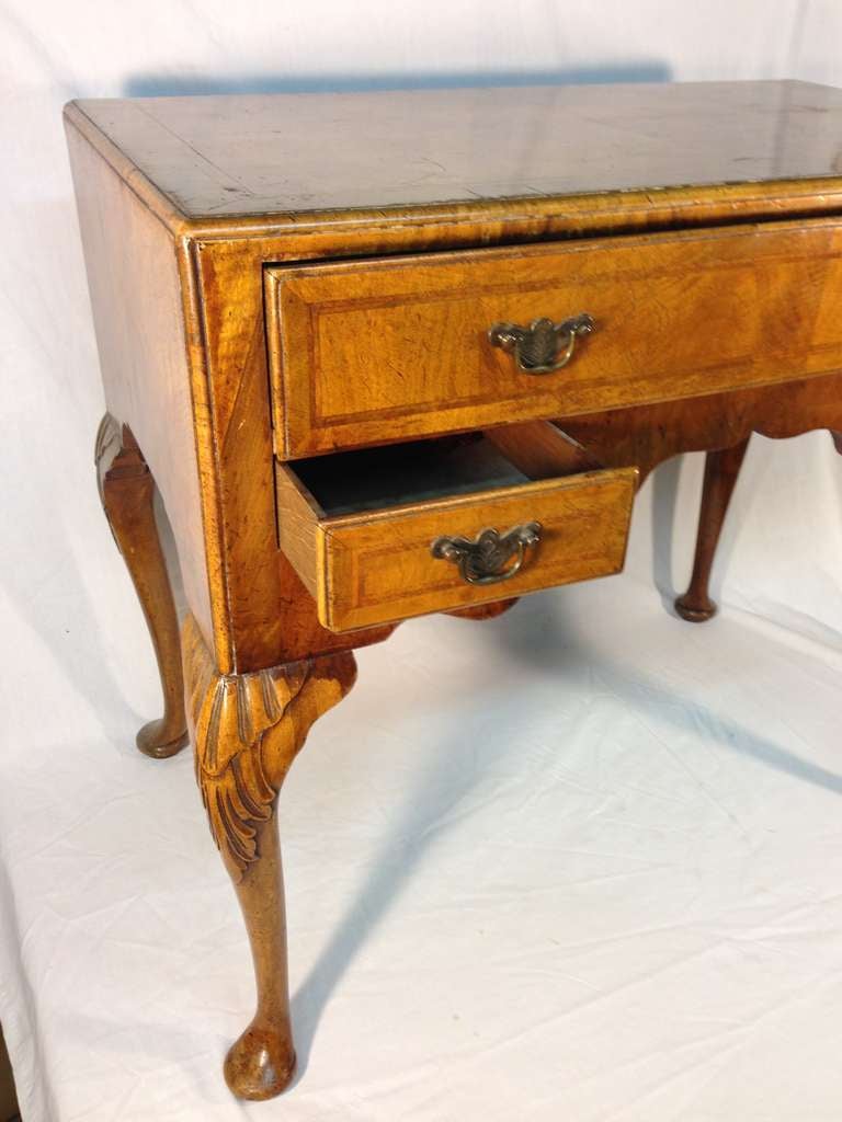 Early 20th century Queen Anne lowboy In Good Condition For Sale In Savannah, GA