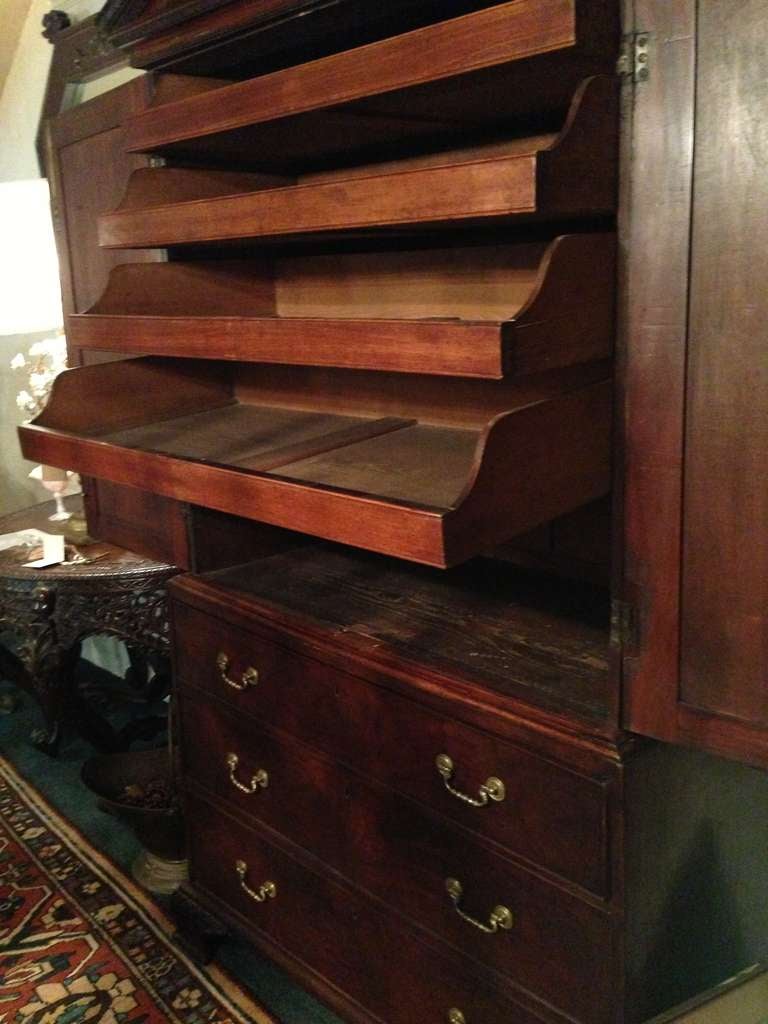 Late 18th c. George III Mahogany Linen Press In Good Condition For Sale In Savannah, GA
