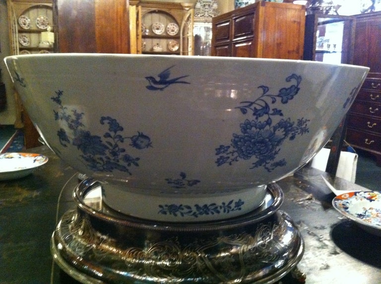 19th c. Chinese Punch Bowl In Good Condition For Sale In Savannah, GA