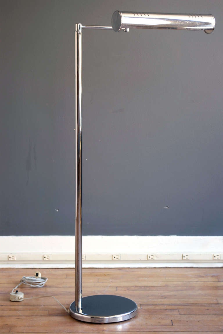 A chrome swing arm floor lamp by Walter von Nessen, ca. 1960. Simple in design and versatile in function. Chrome is in very good vintage condition. 

The height can be adjusted anywhere between 41.5