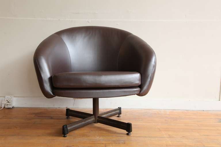 Model 807202 swivel chair designed by Viko Baumritter for Carefree Furniture. This comfortable and roomy swivel chair  was recently upholstered in a high-quality, chocolate-colored vinyl fabric with a subtle sheen.