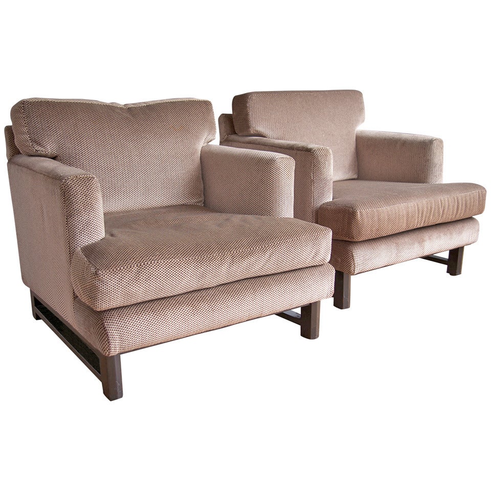 Pair of Lounge Chairs in the Style of Baker For Sale