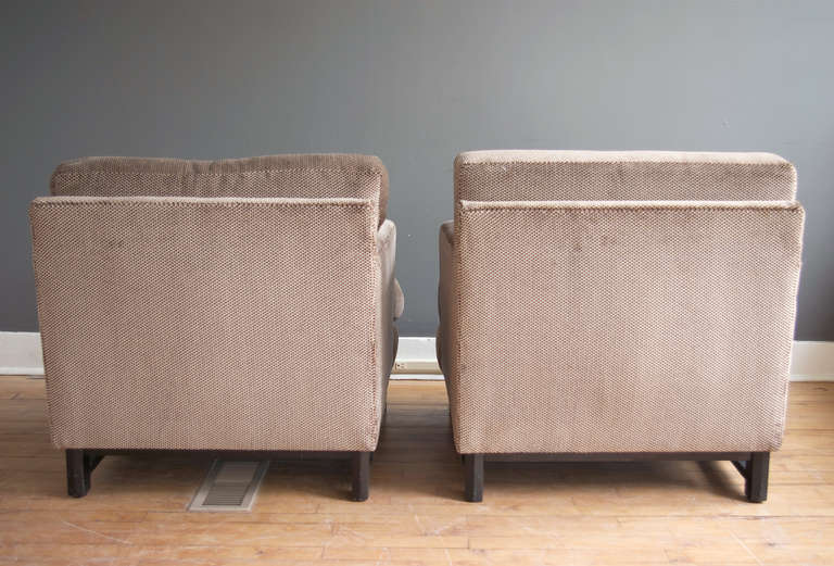 Mid-Century Modern Pair of Lounge Chairs in the Style of Baker For Sale
