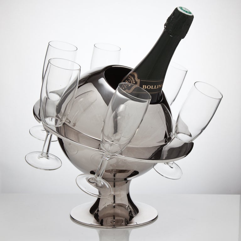 Excellent quality and very unusual champagne cooler which holds up to six glasses, all of which are original and in perfect condition.

This champagne cooler makes for a highly decorative and entertaining focal point,
French, circa 1955-1960.