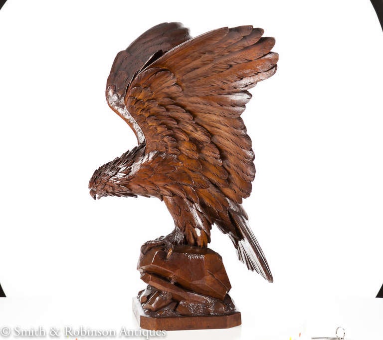 SCHWEIZER SCHWARZER WALNUSSADLER:: geschnitzt:: um 1900 im Zustand „Hervorragend“ in London, GB
