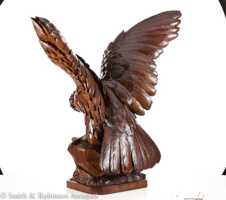 SCHWEIZER SCHWARZER WALNUSSADLER:: geschnitzt:: um 1900 (20. Jahrhundert)