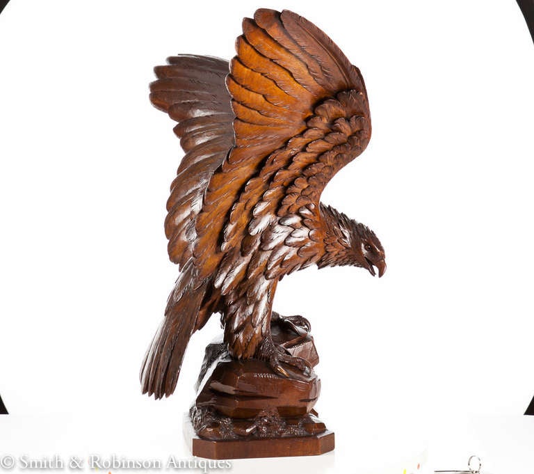 SCHWEIZER SCHWARZER WALNUSSADLER:: geschnitzt:: um 1900 (Walnuss)
