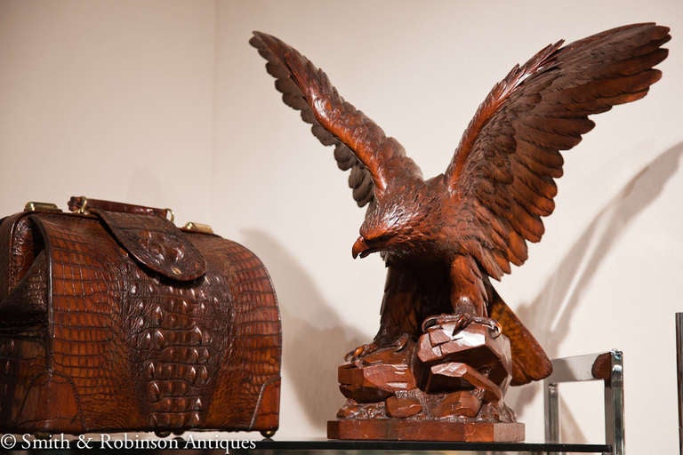 SCHWEIZER SCHWARZER WALNUSSADLER:: geschnitzt:: um 1900 2