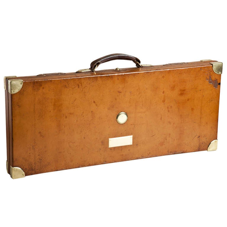 This vintage Purdy gun case in used condition but still having that true mark of quality.
A beautiful leather exterior with brass corners which give a campaign quality.  
The structure is in oak & with an interior covered in red felt.
Interior