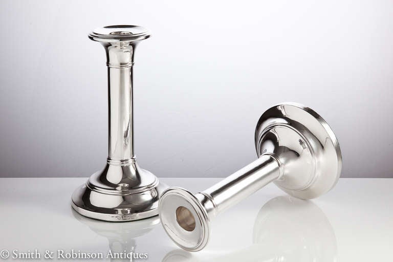 20th Century A Fine Pair of Silver Candlesticks in a Classic Style Dated London 1905.