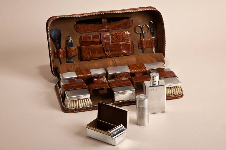 An English Mappin & Webb gents traveling case and set in perfect condition and complete with all original silver grooming accessories. All the containers are unused including the brushes, also there are all the grooming accessories which sit in the