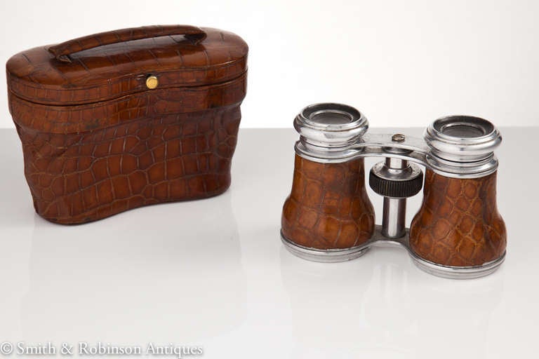 Great Pair of Vintage Binoculars in their Original Leather Case c.1910 In Excellent Condition In London, GB