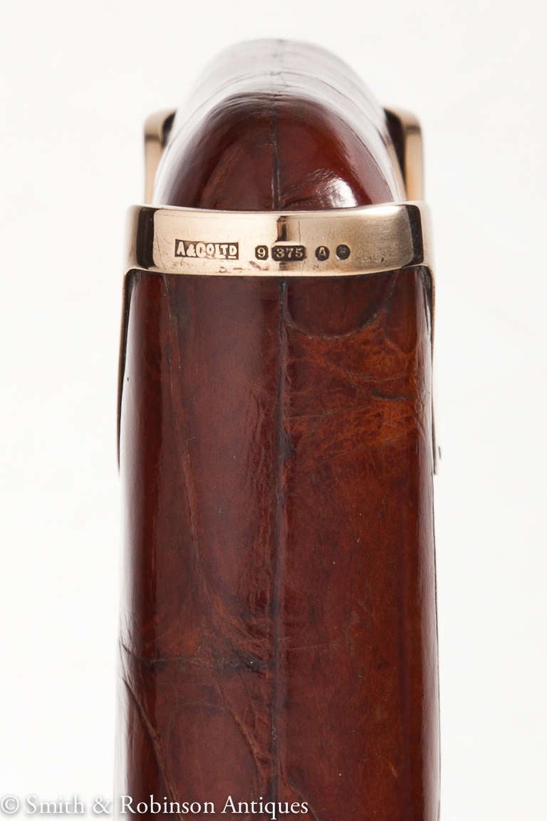 Eine elegante & hervorragende Qualität Krokodilleder Zigarrenetui aus einer vergangenen Ära von Herstellern Asprey & Co. komplett mit 9ct Gold montiert Kragen & datiert London 1926. 

Auch mit einem anderen ähnlichen:: aber etwas größer Dunhill
