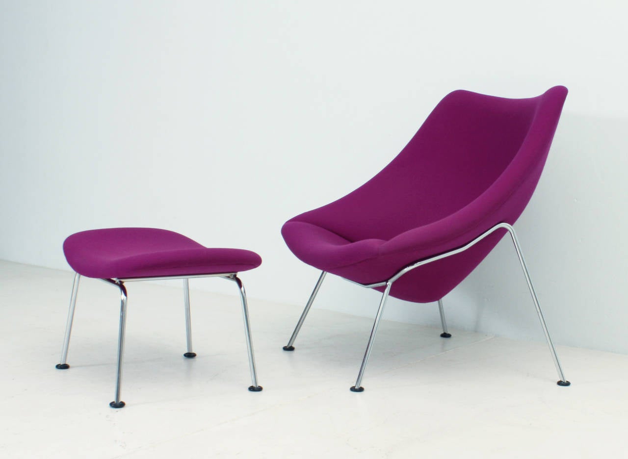 Oyster chair and ottoman designed in 1958 by French designed Pierre Paulin for the Dutch company Artifort. Upholstered in dark lilac fabric, in the pictures looks more pink. Signed.