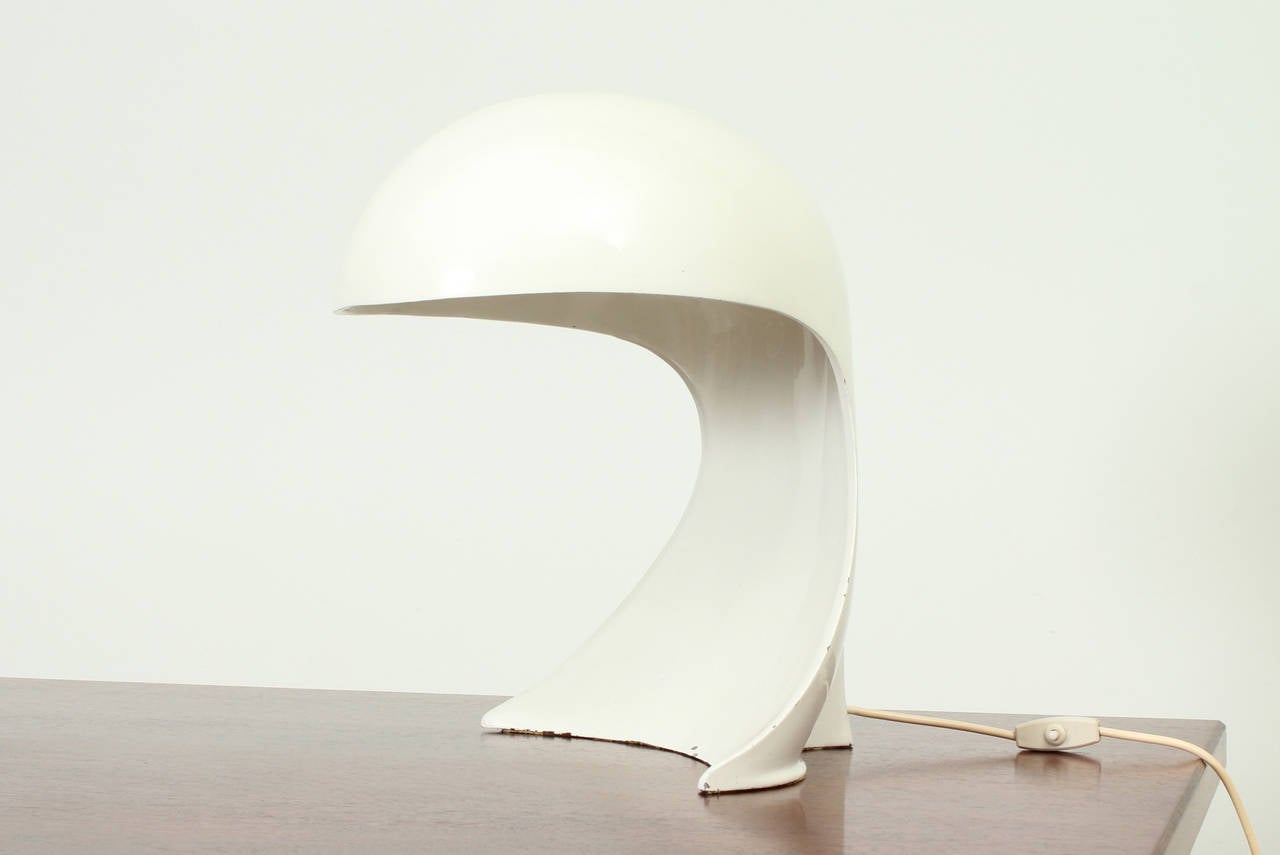 Sculptural Dania table lamp designed in 1969 by Dario Tognon for Artemide, Italy. Cast aluminium lacquered in white. Original switch and plug with Artemide logo.