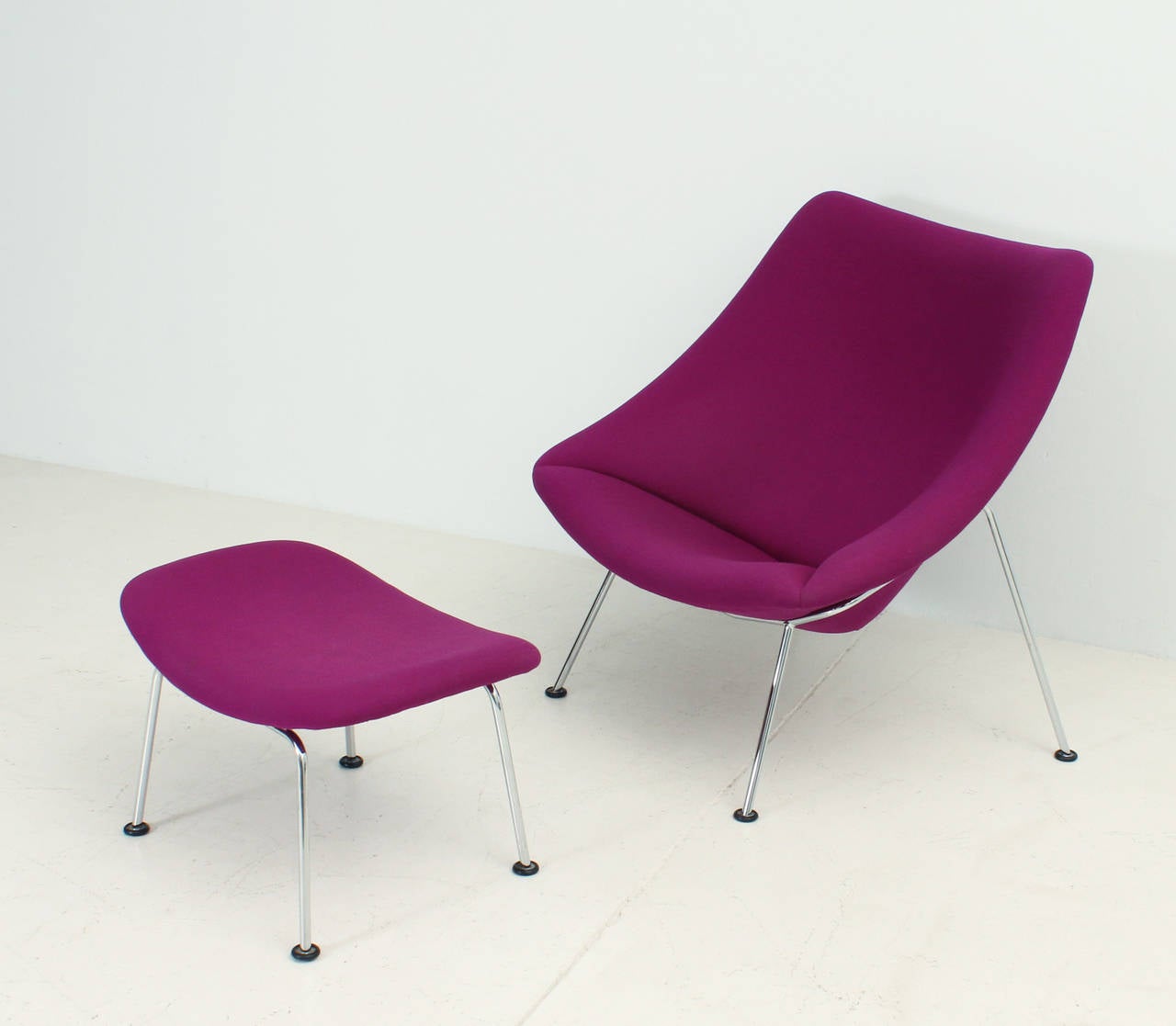Pierre Paulin Oyster Chair and Ottoman In Excellent Condition For Sale In Barcelona, ES
